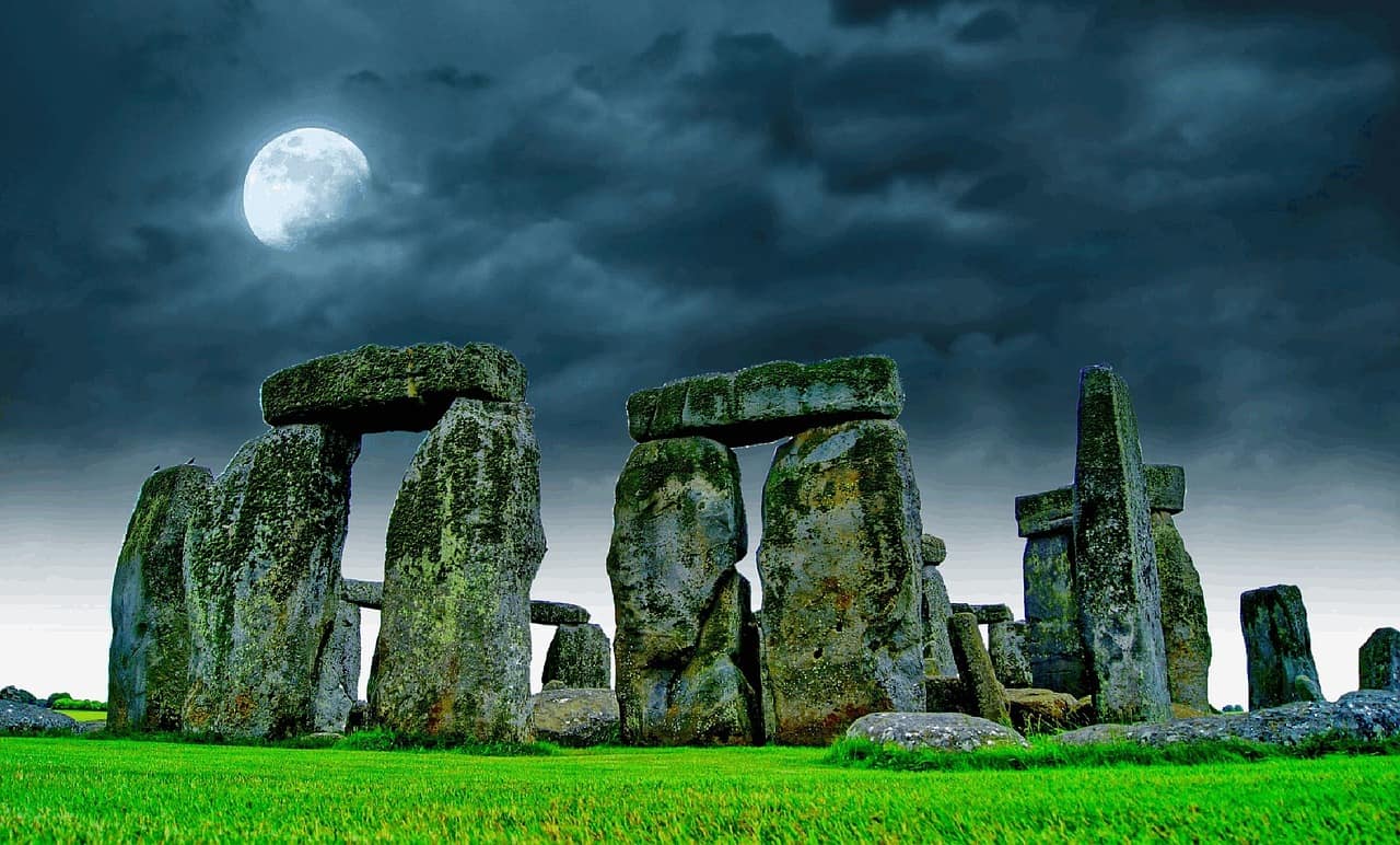 stonehenge-741485_1280.jpg